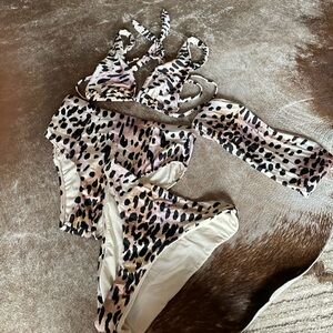 Good American 2 bikini sets. Animal print. Small